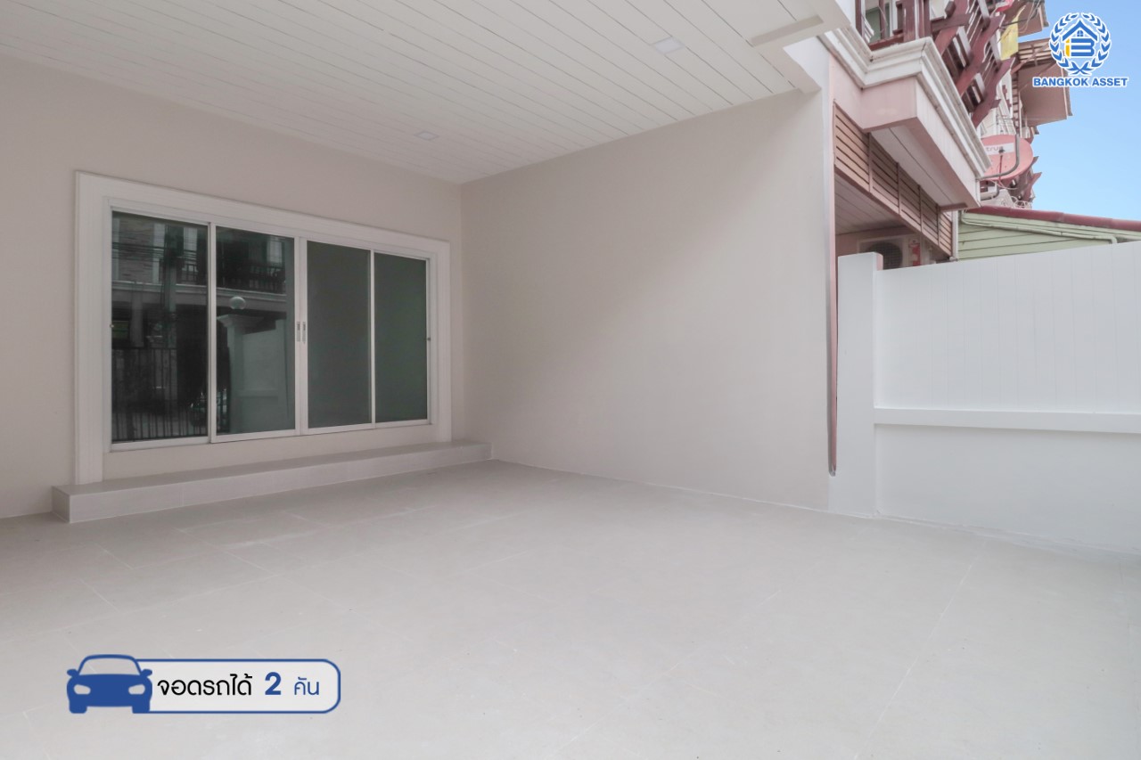 บ้านมือสองตกแต่งใหม่ ม.นนทรีเพลส พระราม5-นครอินทร์ ทาวน์โฮม 3 ชั้น เนื้อที่ 19.5 ตร.ว. ฟังก์ชัน 3 ห้องนอน 3 ห้องน้ำ 2 ที่จอดรถ พร้อม Living Room กว้างขวาง เดินทางสะดวก เข้า-ออกได้หลายเส้นทาง ทั้ง ถ.ราชพฤกษ์ และ ถ.ติวานนท์ ใกล้ทางด่วน "ศรีรัช" และรถไฟฟ้า "สถานีแยกติวานนท์"